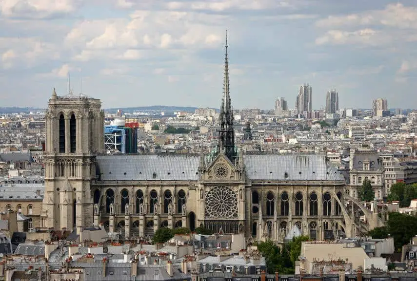Notre Dame en París, 1163-1345. Uno de los ejemplos más notables de la arquitectura gótica en Francia, contra el horizonte actual de la ciudad. - historia de la arquitectura