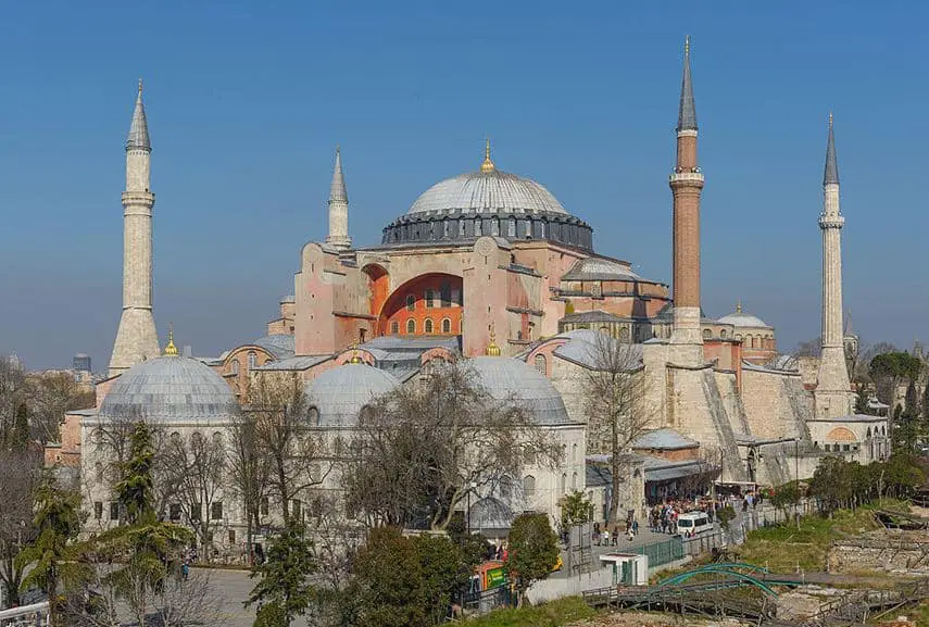 Santa Sofía en Estambul y su famosa cúpula (532-537). Los cuatro minaretes se agregaron después de 1453, cuando se convirtió en una mezquita. Se ha convertido en un museo en 1935.