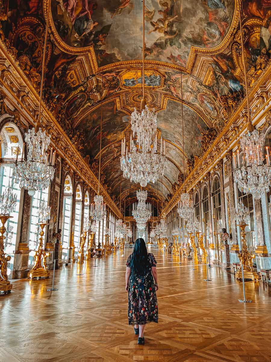 El Salón de los Espejos en el Palacio de Versalles en Versalles, Francia
