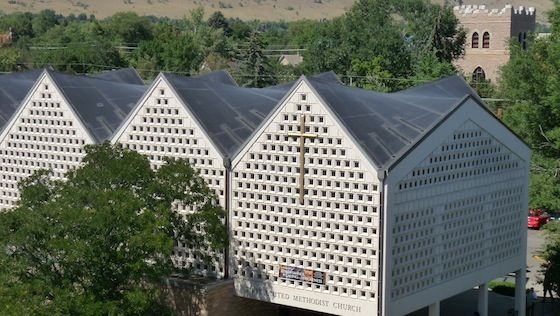 Un techo paraboloide hiperbólico en una iglesia en Boulder Colorado