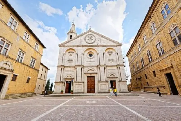 La Catedral de Pienza fue una de las primeras obras en recibir una fachada guiada por los conceptos de la arquitectura renacentista.