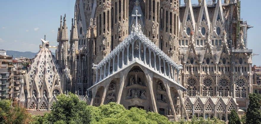 la-sagrada-familia-del-arquitecto-gaudi-arquitecura-pura
