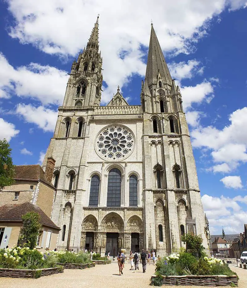 Fachada oeste de la catedral de Chartres .