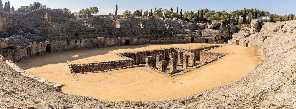 Anfiteatro de las ruinas romanas de Itálica Santiponce Sevilla España.
