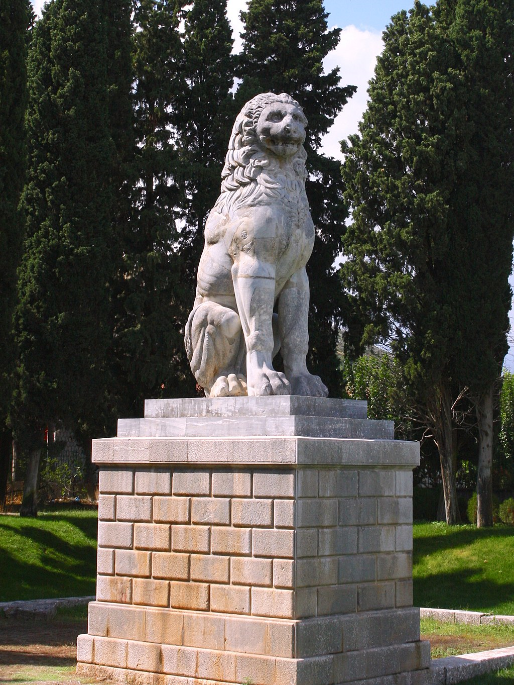 El Leon de Queronea una estatua erigida en el lugar de la batalla por los tebanos en memoria de sus caidos