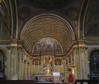 La aparente profundidad en la bóveda sobre el altar es solo una ilusión óptica creada por Bramante