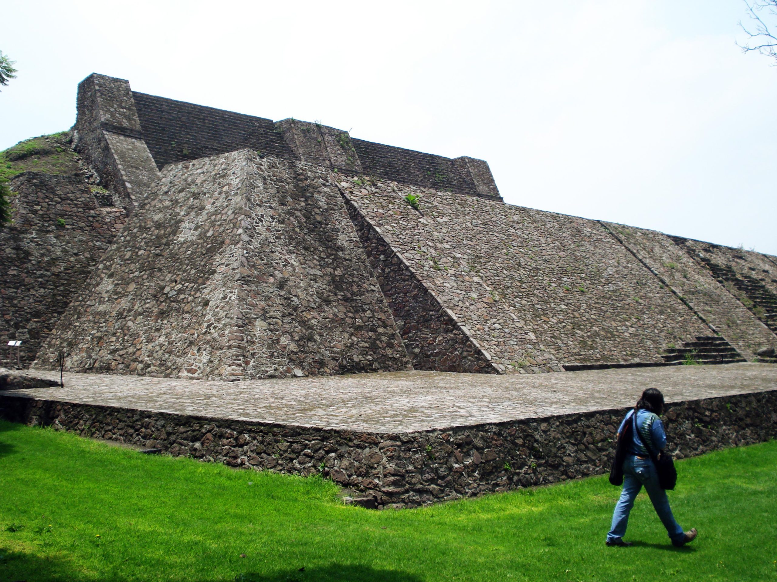 Construida por las civilizaciones chichimeca y azteca la piramide de Tenayuca tiene ocho capas