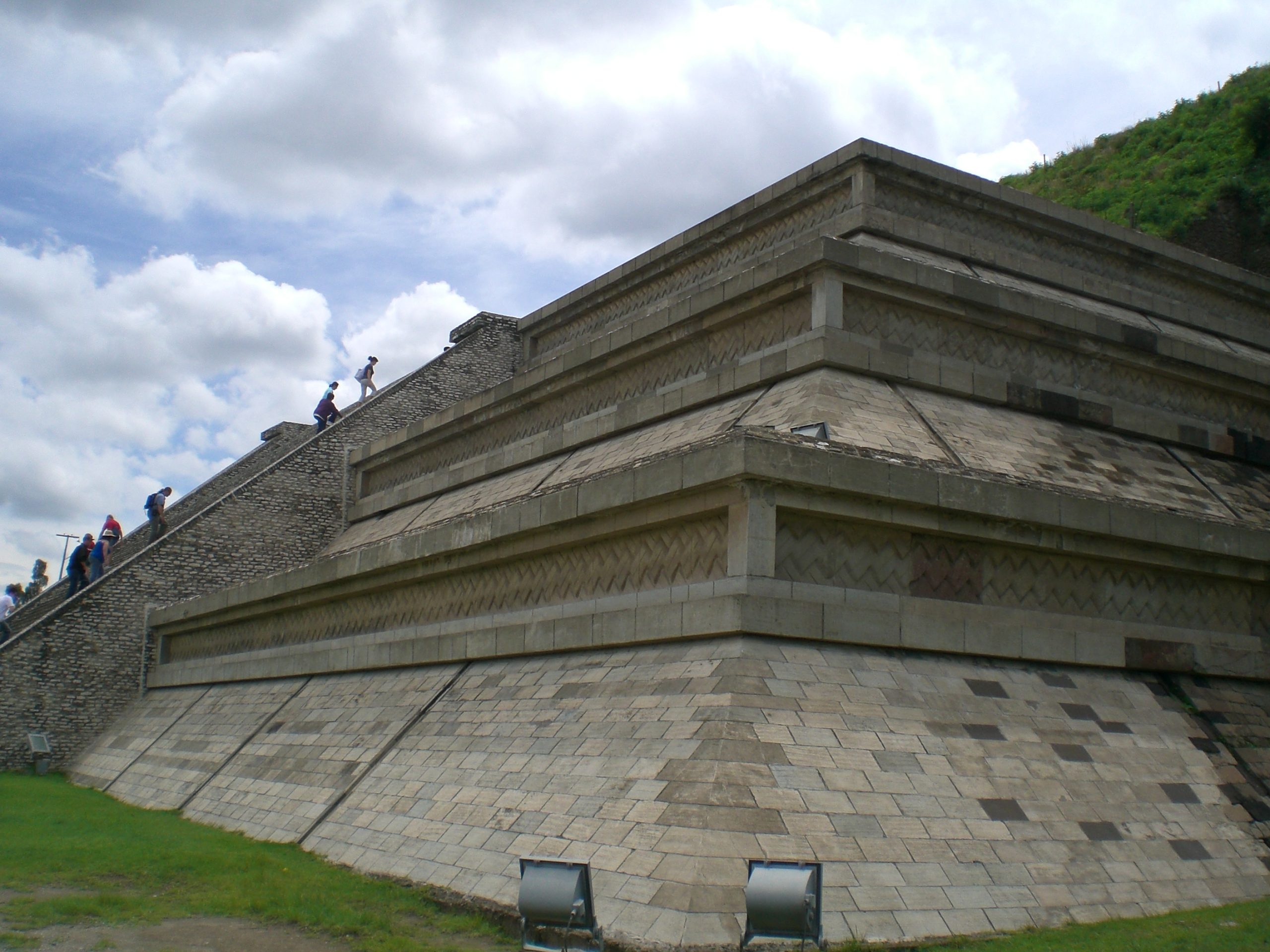 Turistas visitando la Piramide de Cholula el mayor hito de la arquitectura azteca en la actualidad