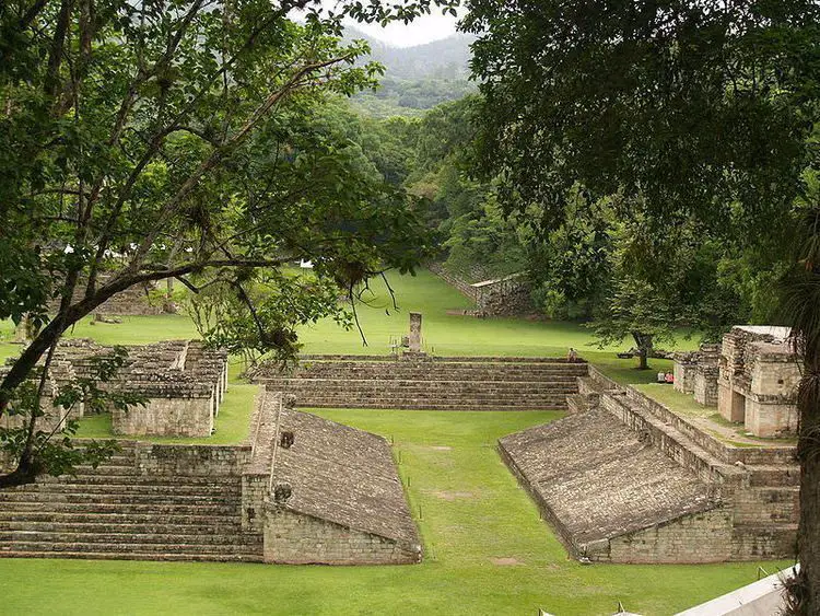El juego de pelota de la ciudad maya de copan . El juego era popular en Mesoamérica y el objetivo era colocar una pelota de goma en un aro colocado en las paredes laterales.