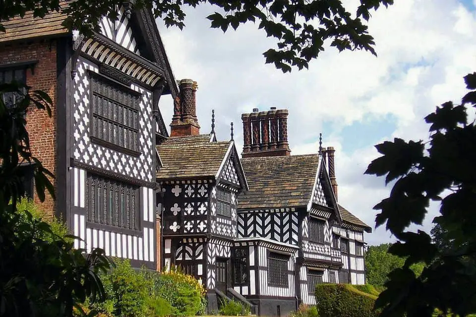 Aspecto distintivo en blanco y negro de la arquitectura Tudor en una estructura Tudor en Inglaterra
