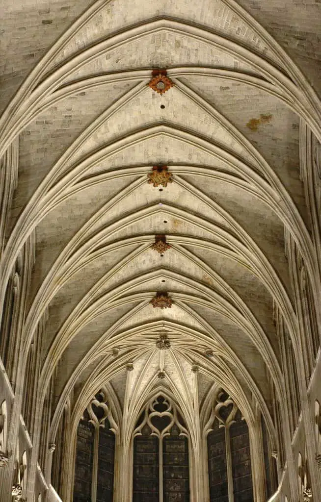 Cúpulas góticas en la iglesia de Saint-Séverin de París.
