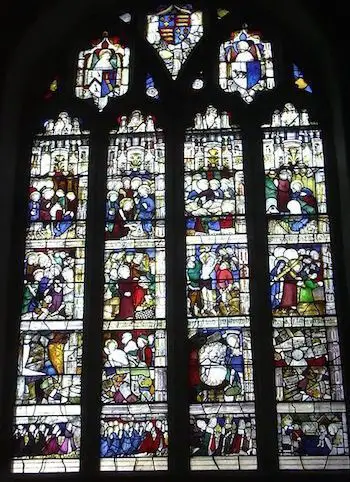 Ejemplo de vidrieras de la iglesia de Saint James en St. Kew