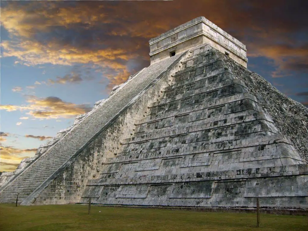 El Castillo es una famosa pirámide azteca escalonada en Chichén Itzá. En términos generales, hubo tres tipos principales de pirámides que construyeron los aztecas. La primera se llama la pirámide de escaleras gemelas donde se ubicaron dos templos en la parte superior de la pirámide