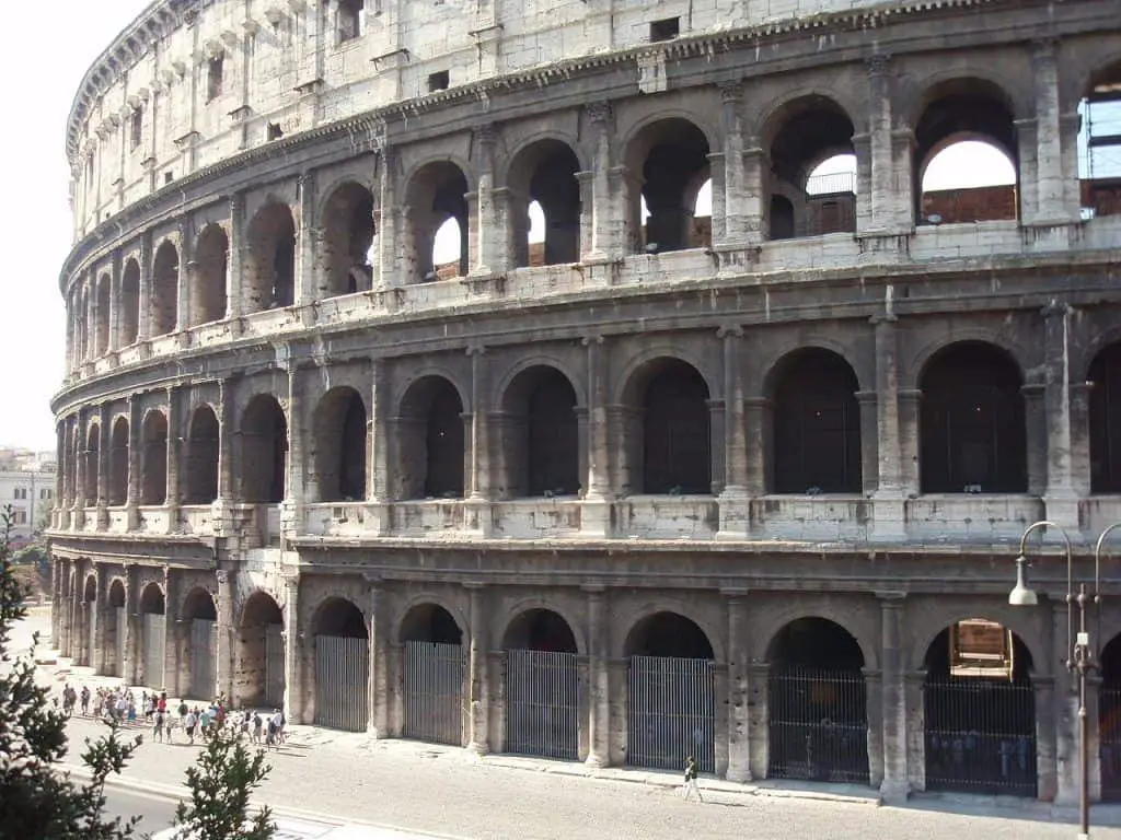 El Coliseo de Roma. Observa las filas de arcadas con pilastras sobre muelles.