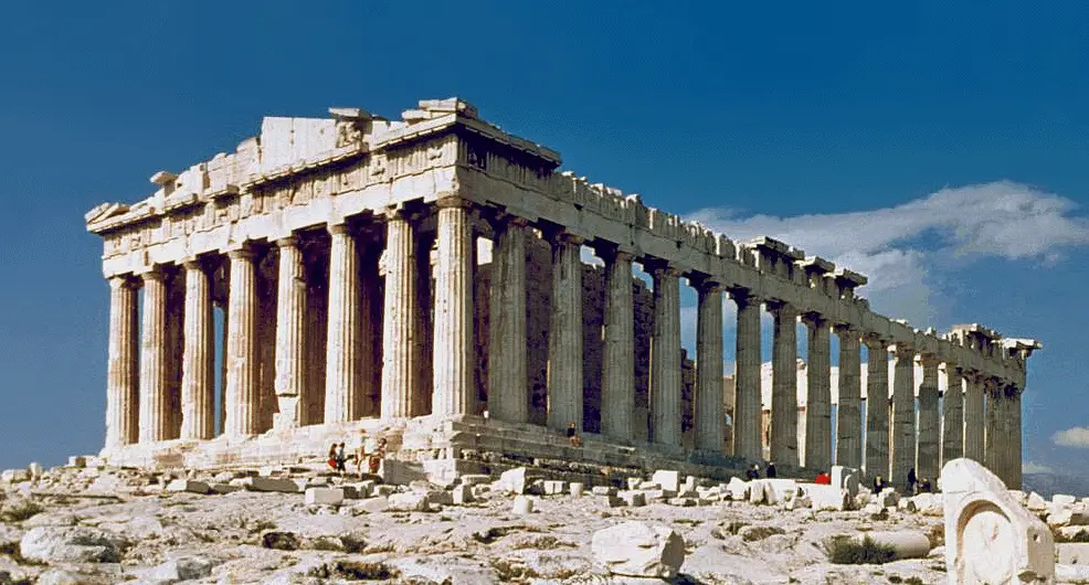 El Partenón en la cima de la Acrópolis en Atenas