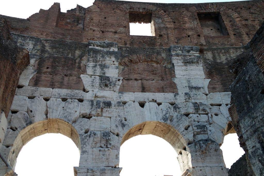 El arco y la bóveda son introducidos en la península italiana por los etruscos, y estos impulsarán la arquitectura romana, la ingeniería y la estética en el futuro. Porta Augusta, en Perugia, es uno de los primeros ejemplos de la introducción del arco en una escala monumental en el vocabulario de las órdenes clásicas. El arco de triunfo romano, por ejemplo, se deriva de las puertas etruscas. La Cloaca Máxima, la gran alcantarilla con arcos y bóvedas, que hizo posible construir y drenar el Foro Romano, fue desarrollada por ingenieros etruscos durante su gobierno en Roma, durante la Monarquía. Los romanos desarrollaron complejos sistemas de arcos y bóvedas, desde puertas de la ciudad, alcantarillas, Monumentos triunfales, pórticos y otros edificios públicos y privados. Ciertamente, el edificio más famoso por sus arcadas es el Anfiteatro Flavio, llamado Coliseo en Roma, con sus 80 arcos que completan la circunferencia del edificio en cada nivel. Entre las bóvedas romanas se encuentran la cuna y el borde. Más adelante, veremos más detalles sobre cada uno de estos edificios icónicos.