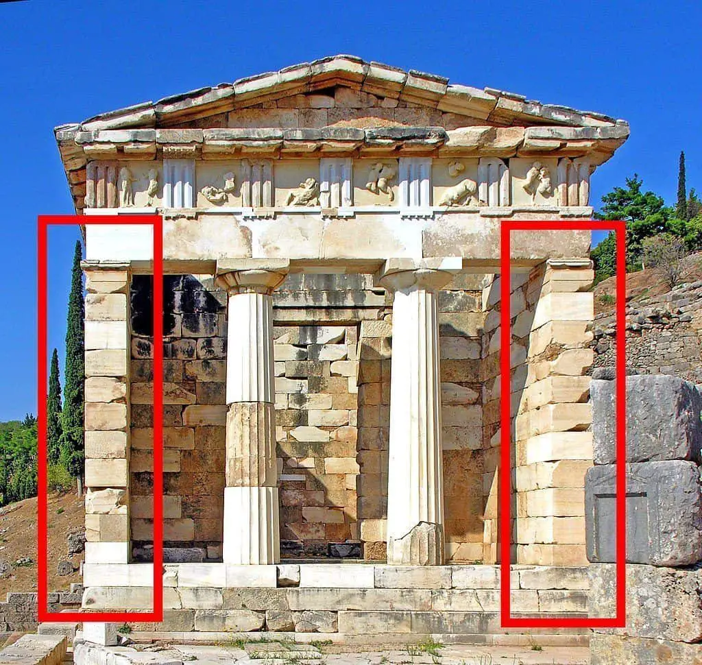 El tesoro de Atenas en Delfos con dos antas que enmarcan un grupo de dos columnas.