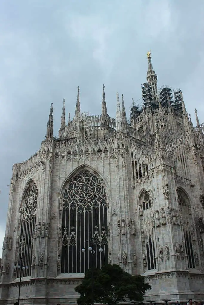 El ábside catedralicio rasgado por grandes ventanales góticos.