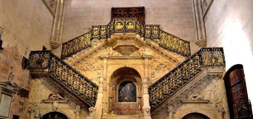 Escalera dorada de la catedral de burgos.