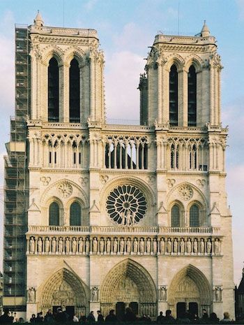 Fachada de la entrada occidental de Notre Dame de Paris, una catedral gótica en Francia