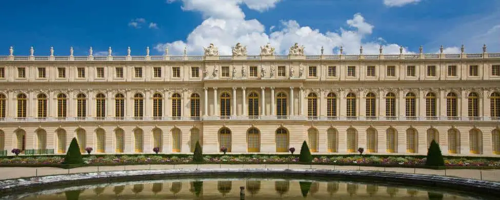 Fachada del jardín del palacio de versalles.