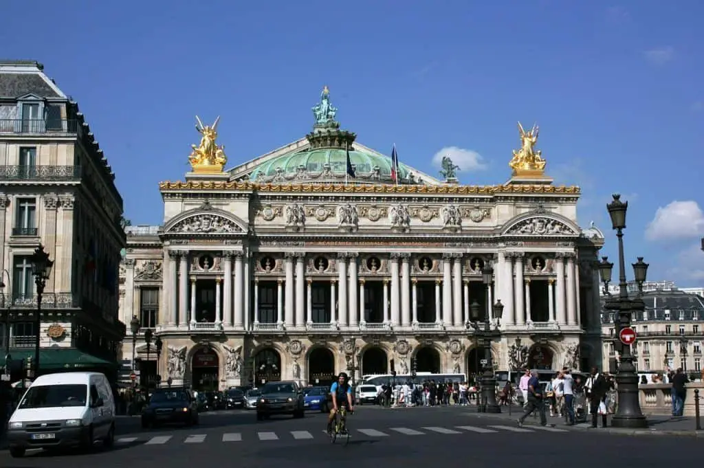 Frente de la casa de ópera de París