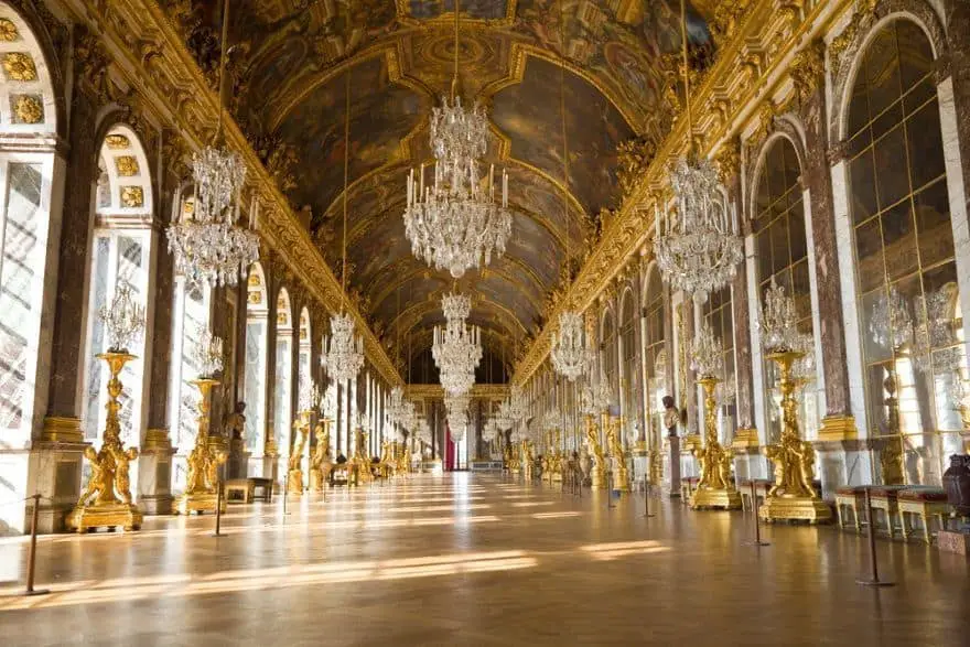 Interiores elaborados en el palacio de versalles.