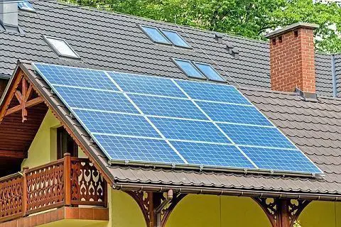 Los paneles solares se utilizan para producir una fuente de energía natural.