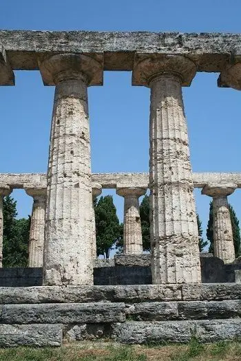 Otro ejemplo de entasis griego en columnas.