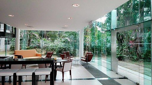 Paneles de vidrio se utilizan en esta casa para abrazar el medio ambiente.