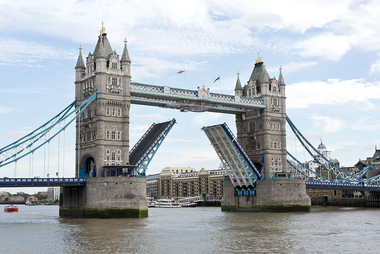 Puente levadizo basculante