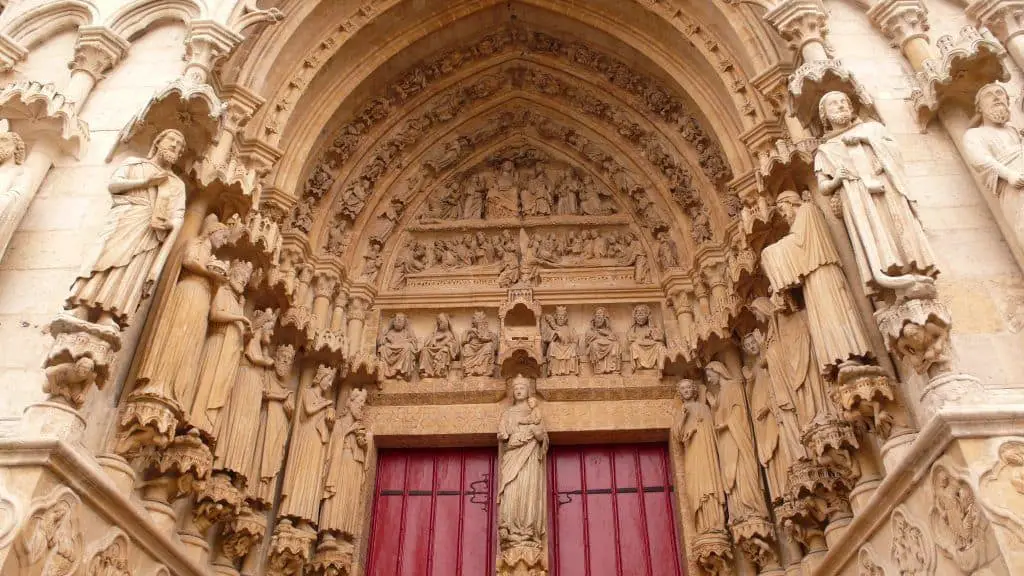 Puerta de entrada de la catedral de burgos.
