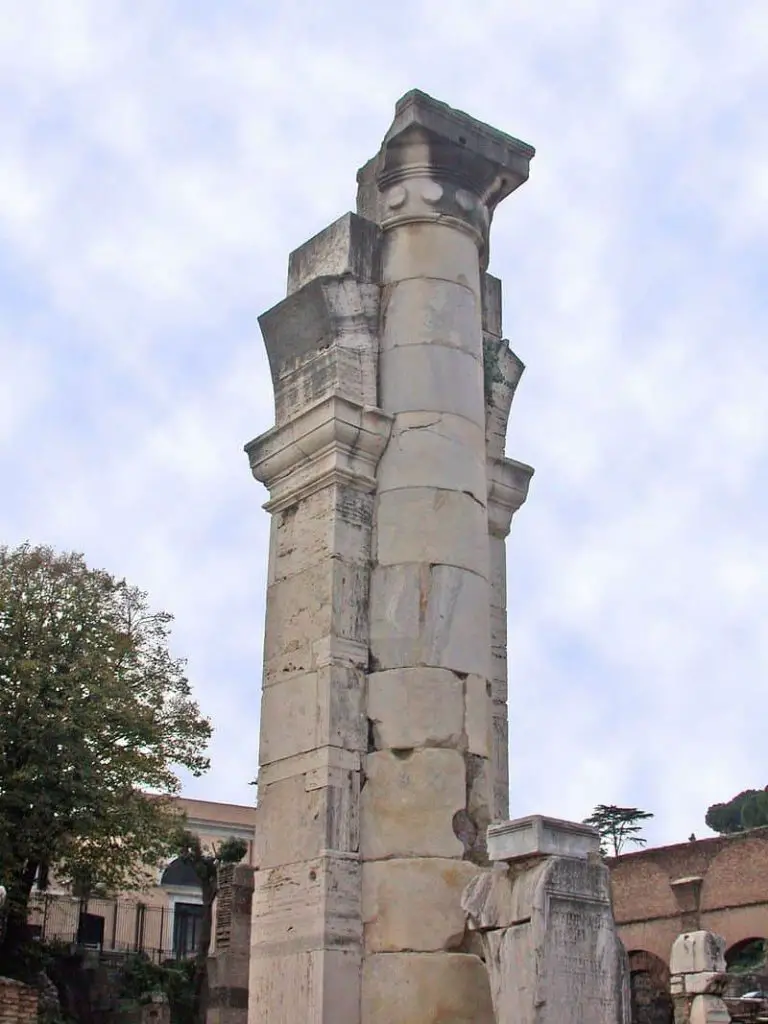 Restos de una pilastra de la Basílica Julia, Roma, Italia.
