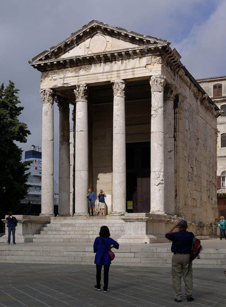 Templo de Augusto (Pula), Croacia.