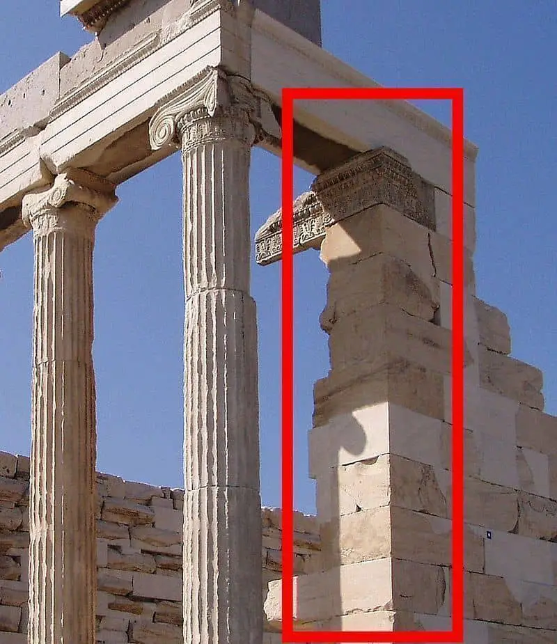 Un anta detrás de una fila de columnas en el Erecteón un templo próstilo en Atenas. 421 a. C. 406 a. C. En la parte superior se observa un capitel decorativo.