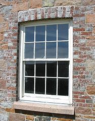 Una ventana de guillotina con un diseño tradicional.
