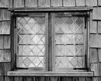 ¿Qué es una ventana abatible? - Definición y Partes 5 Ventana de ventana cerrada. Puedes ver las bisagras en sus lados.