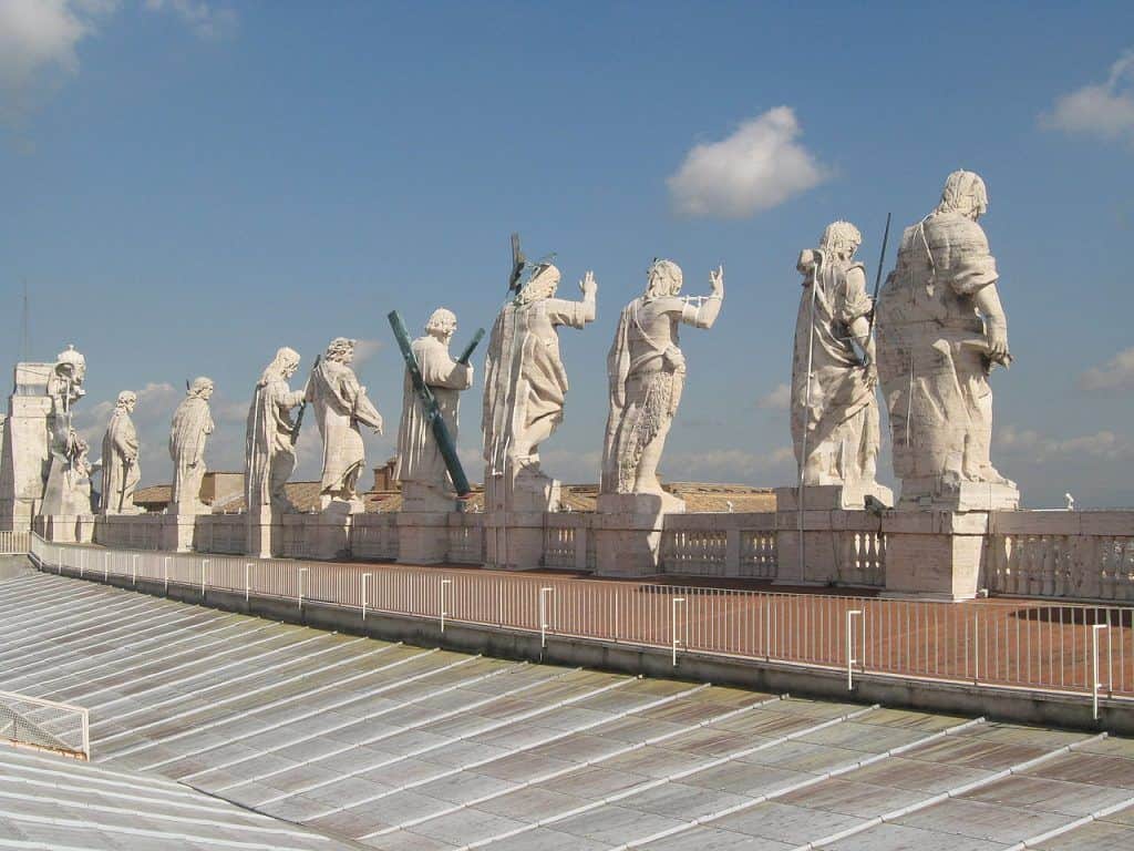 Vista desde atrás de las estatuas que coronan la fachada.