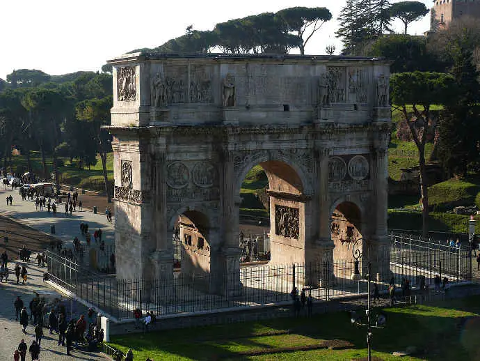 El Arco de Constantino fue construido para celebrar la conmemoración de la derrota del emperador de Maxentius en la batalla de Milvian Bridge.