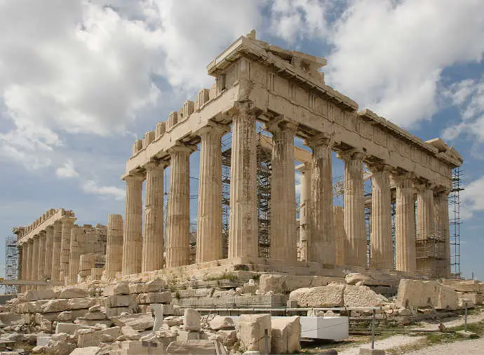 El Partenón De Atenas. Los romanos tomaron principios griegos antiguos y construyeron sobre ellos.