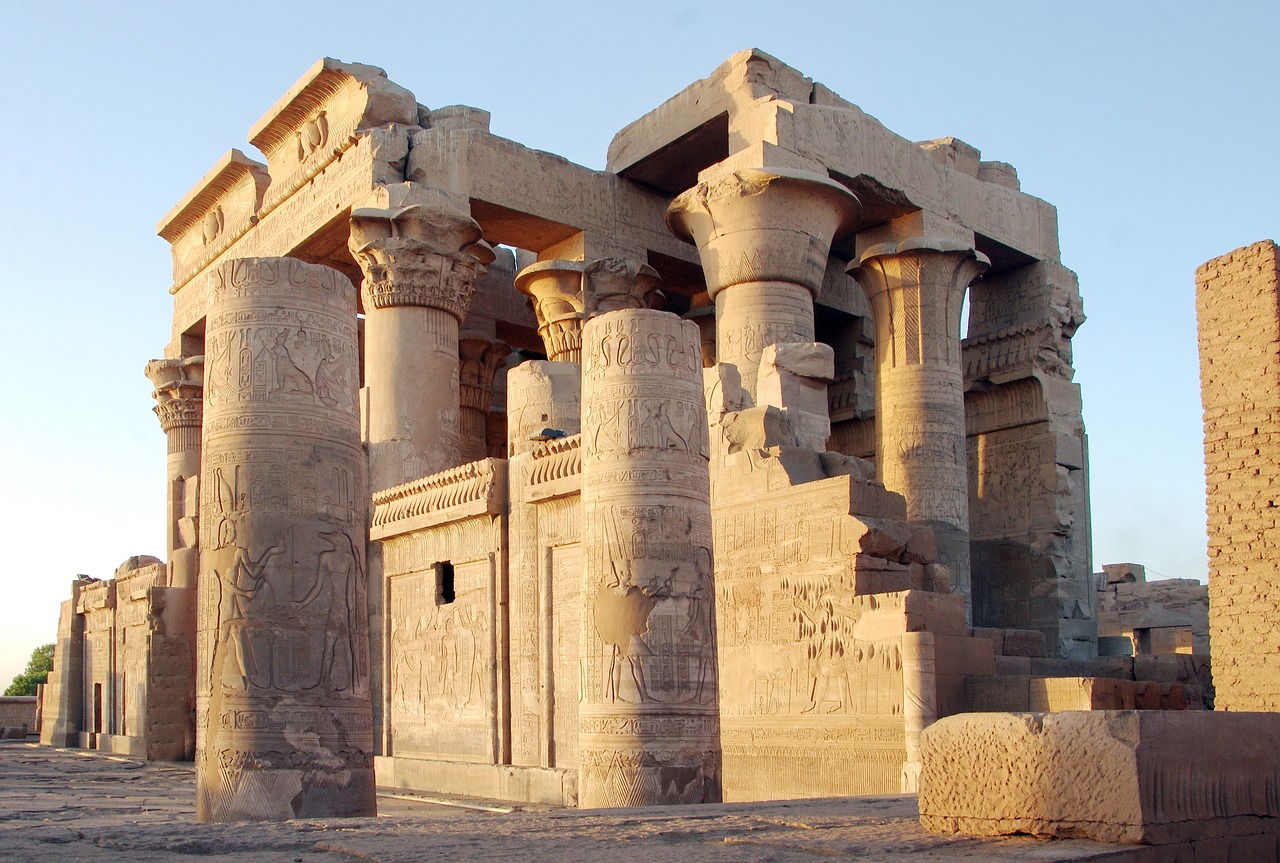 Columnas egipcias antiguas en el templo de kom ombo