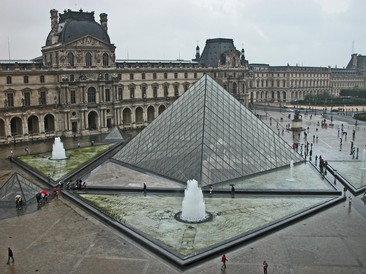 piramide del Louvre