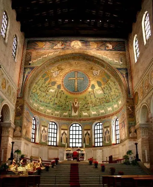 El eje de los templos tiende a llevar la perspectiva al altar situado en el ábside. Ábside bizantino hemisférico de la Basílica de San Apolinar en Classe en Rávena