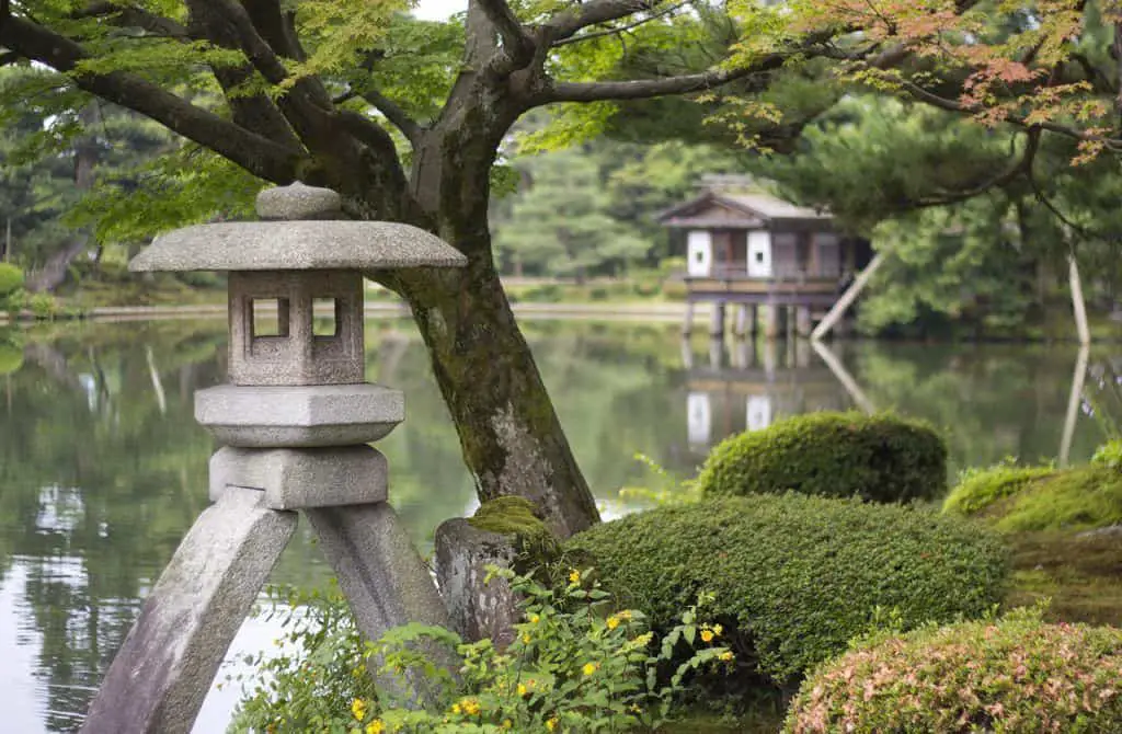 El Kotoji Toro, una linterna de piedra de dos patas que es uno de los símbolos más conocidos del Jardín Kenroku-en.