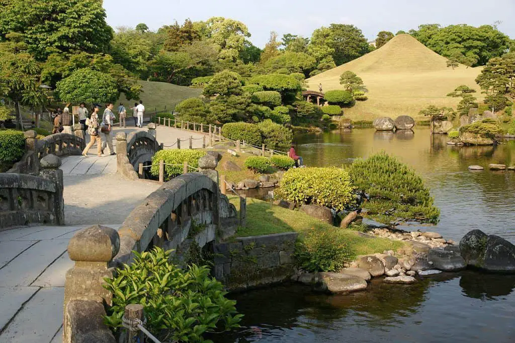 Un amplio jardín japonés, Suizen-ji Jōju-en , cerca del castillo de Kumamoto