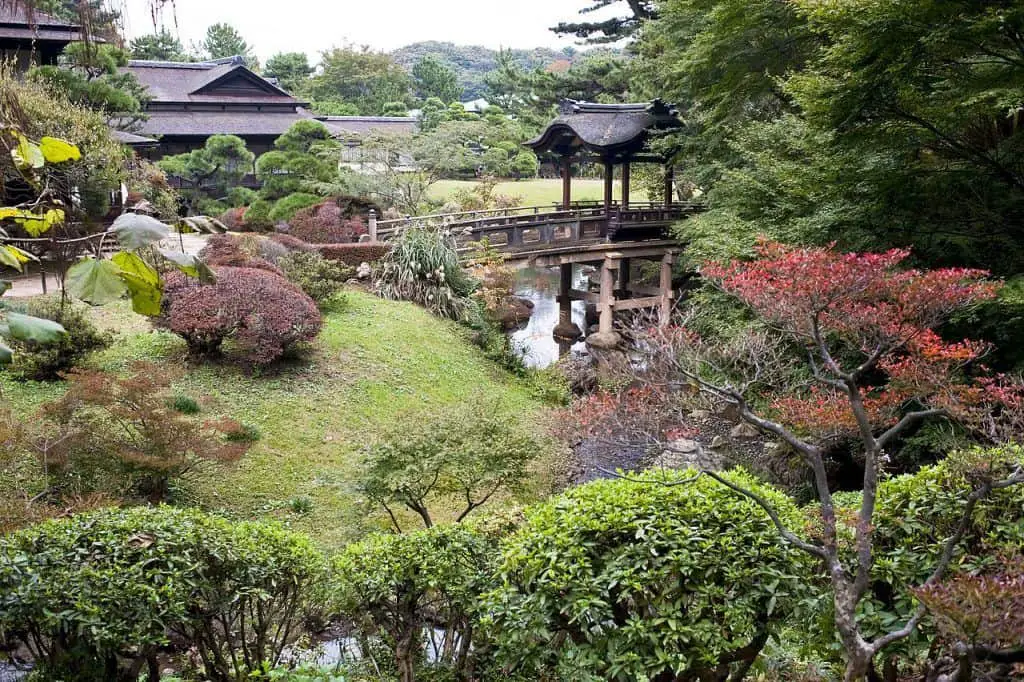 Un raro puente cubierto desde el Jardín Sankeien en Yokohama