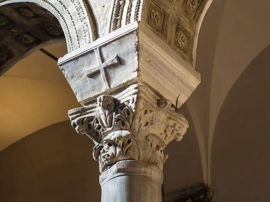 Basílica de San Apolinar el Nuevo capitel compuesto bizantino