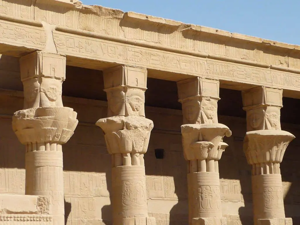 Columnas con capiteles de Hathoric en el Templo de Isis de la isla de Filae