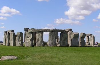 Stonehenge el monumento megalítico más complejo y famoso de Europa se encuentra en el centro de una gran necrópolis con cientos de tumbas de túmulos y por lo tanto era un lugar sagrado.