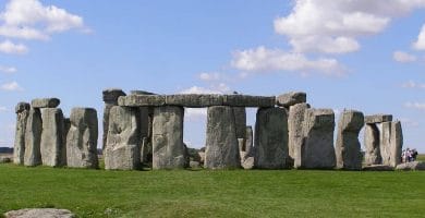 Stonehenge 9 Stonehenge el monumento megalítico más complejo y famoso de Europa se encuentra en el centro de una gran necrópolis con cientos de tumbas de túmulos y por lo tanto era un lugar sagrado.